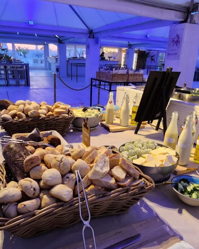 Hier könnte Ihr Sommerfest sein!
Feiern Sie mit Ihrem Team im Lascana Beach Club powered by Sky & Sand – mit den Füßen im Sand, einem Drink in der Hand und dem schönsten Sonnenuntergang Hamburgs direkt vor Augen.
Ob Firmenfeier, Sommerfest oder exklusives Get-together – bei uns wird jedes Event unvergesslich.

Jetzt buchen & den Sommer genießen!
https://skyandsand-hamburg.de/corporateevents

@skyandsandbeachclubhamburg 

#LascanaBeachClub #SkyAndSand #Sommerfest #Firmenfeier #HamburgEvents #BeachVibes #Sonnenuntergang #EventlocationHamburg #UnvergesslichFeiern #IncentiveHamburg #BeachClubVibes #skyandsandbeachclubhamburg