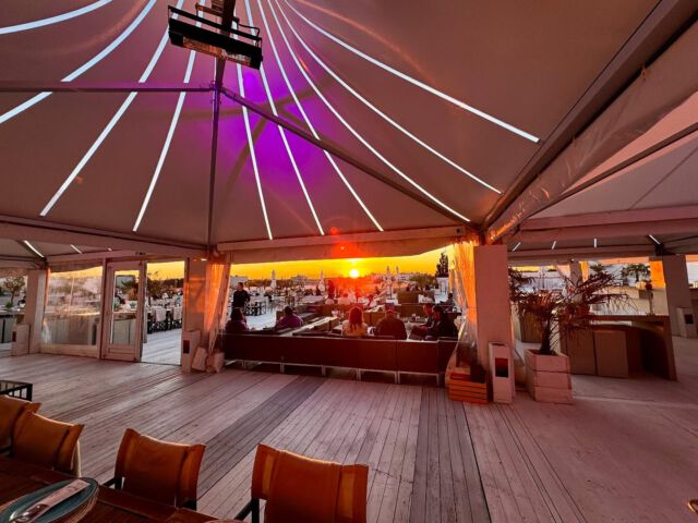 Hier könnte Ihr Sommerfest sein!
Feiern Sie mit Ihrem Team im Lascana Beach Club powered by Sky & Sand – mit den Füßen im Sand, einem Drink in der Hand und dem schönsten Sonnenuntergang Hamburgs direkt vor Augen.
Ob Firmenfeier, Sommerfest oder exklusives Get-together – bei uns wird jedes Event unvergesslich.

Jetzt buchen & den Sommer genießen!
https://skyandsand-hamburg.de/corporateevents

@skyandsandbeachclubhamburg 

#LascanaBeachClub #SkyAndSand #Sommerfest #Firmenfeier #HamburgEvents #BeachVibes #Sonnenuntergang #EventlocationHamburg #UnvergesslichFeiern #IncentiveHamburg #BeachClubVibes #skyandsandbeachclubhamburg