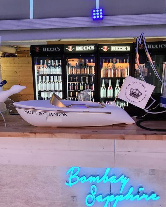 Hier könnte Ihr Sommerfest sein!
Feiern Sie mit Ihrem Team im Lascana Beach Club powered by Sky & Sand – mit den Füßen im Sand, einem Drink in der Hand und dem schönsten Sonnenuntergang Hamburgs direkt vor Augen.
Ob Firmenfeier, Sommerfest oder exklusives Get-together – bei uns wird jedes Event unvergesslich.

Jetzt buchen & den Sommer genießen!
https://skyandsand-hamburg.de/corporateevents

@skyandsandbeachclubhamburg 

#LascanaBeachClub #SkyAndSand #Sommerfest #Firmenfeier #HamburgEvents #BeachVibes #Sonnenuntergang #EventlocationHamburg #UnvergesslichFeiern #IncentiveHamburg #BeachClubVibes #skyandsandbeachclubhamburg